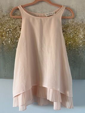 Abercrombie and Fitch Sleeveless Pleated-Hem Women’s Top in Light Blush (NWOT)